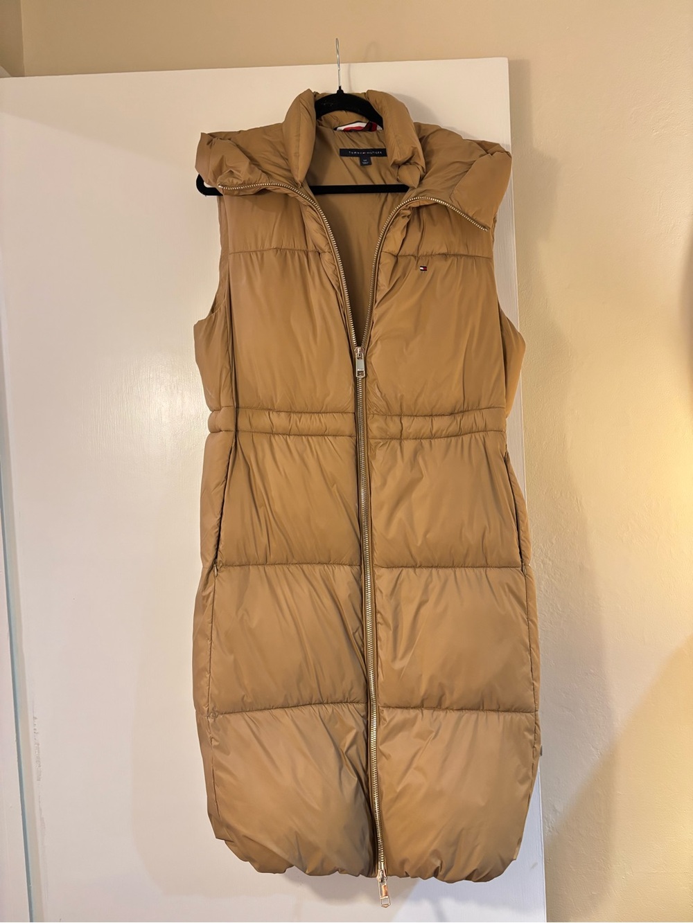 Tommy Hilfiger Long Sleeveless Puffer Vest in Camel